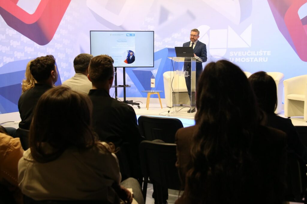 Na Filozofskome fakultetu SUM-a predavanje je održao irski veleposlanik u BiH Nj. E. Adrian Farrell